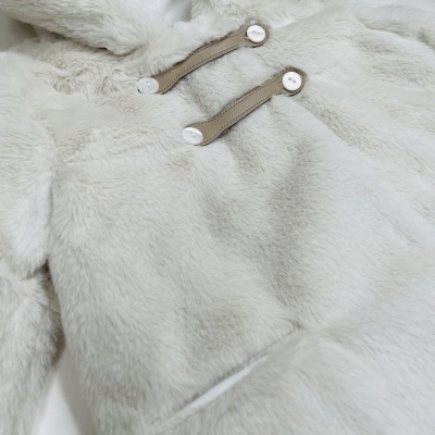 Casaco de pêlo com carapuço em pérola