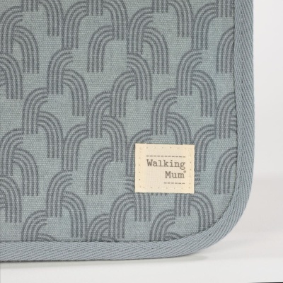 Tapete ou manta cinza claro com padrão de arcos cinza escuro e etiqueta Walking Mum