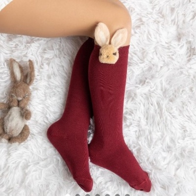 Meia alta lisa c/ coelho em bordeaux