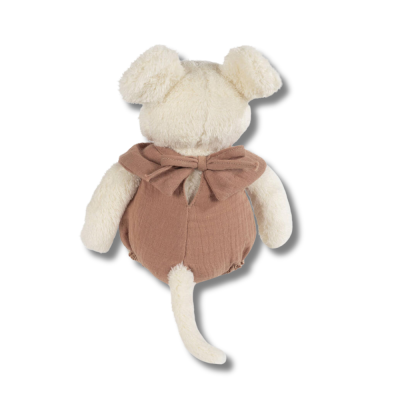 Pelúcia de rato creme com fato castanho e laço vista de costas.