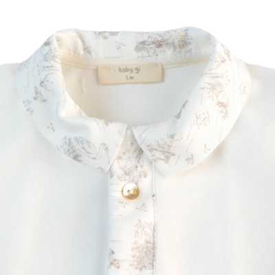 Roupa de bebé branca com colarinho decorado com padrão de cisnes cinzentos