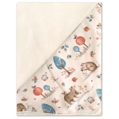 tecido branco com padrão infantil de ursos, árvores e borboletas