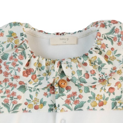 Roupinha de bebé com padrão floral colorido e gola franzida