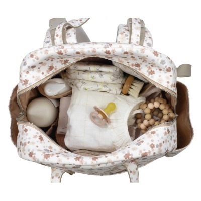 Mala de bebé aberta com vários itens organizados no interior
