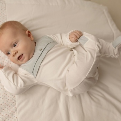 Babygrow de algodão pérola e verde seco Sirius