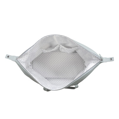 Interior de bolsa em tecido com padrão de pequenos pontos cinzentos e bolsos internos