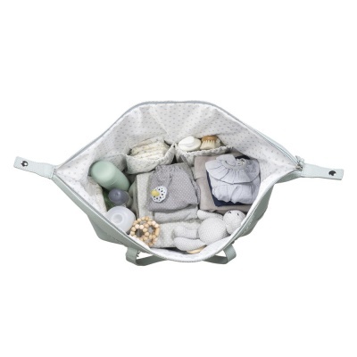 Bolsa de bebé aberta cheia de itens para bebé em tons neutros.