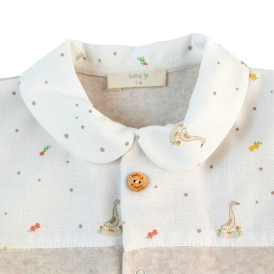 Babygrow laminado com peito estampado bege Goose Baby Gi