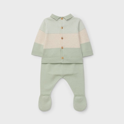 Conjunto de roupa de bebé em malha verde clara e bege com botões frontais e calças com pezinhos.