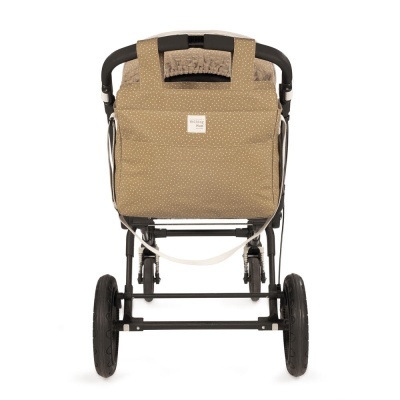 Carrinho de bebé bege com pontos brancos e estrutura preta visto de trás