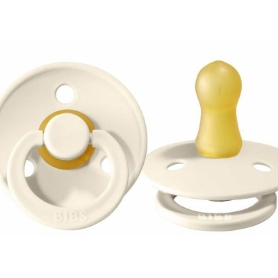 Duas chuchas BIBS em branco e amarelo, uma de frente e outra de perfil