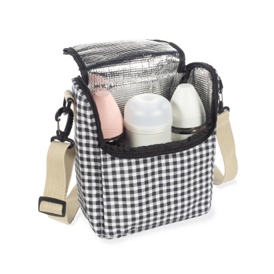 Bolsa térmica pequena xadrez com garrafas dentro