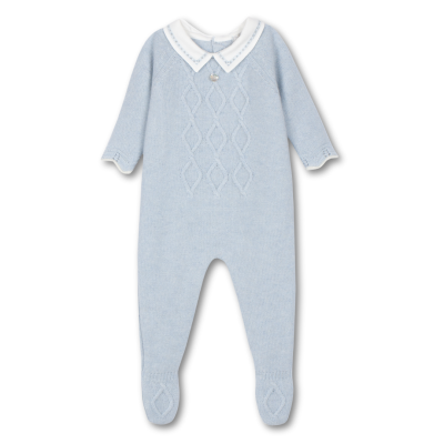 Macacão azul claro de bebé com gola branca e padrão em losango