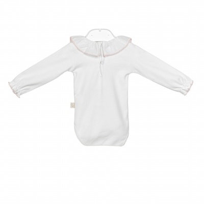 Body de bebé branco com mangas compridas e gola com folhos cor-de-rosa