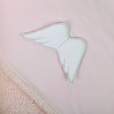 Tecido rosa com patch de asa branca e textura felpuda