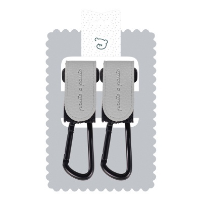 Par de mosquetões pretos com tiras cinzentas e texto