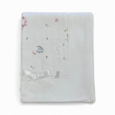Cobertor branco com estampado de flores, pássaros e coelho e laço branco