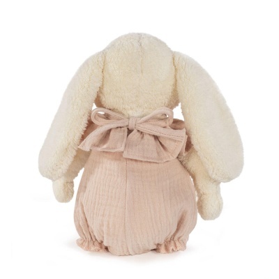 peluche coelho bege com roupa cor de rosa e laço nas costas