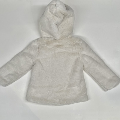 Casaco de pêlo com carapuço em pérola