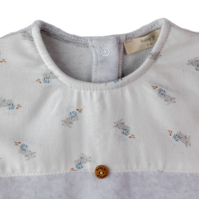 Pano de bebé branco com padrão de animais e botão castanho