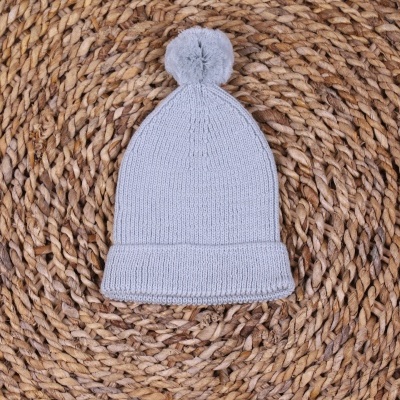 Gorro com pompom tricotado em lã merino verde seco | COSY Wedoble