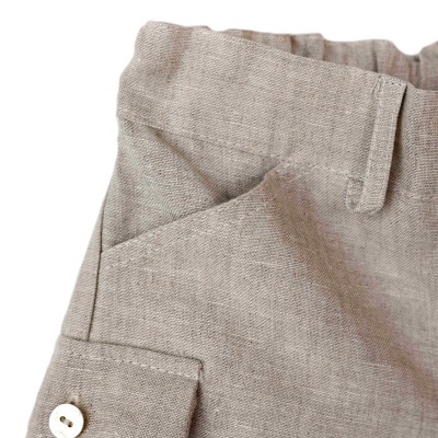 Calças bege claro com bolso lateral e botão