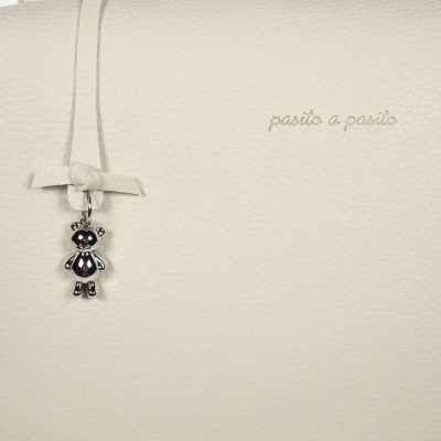 Colar com pingente de boneca prateada com detalhes pretos e cordão branco