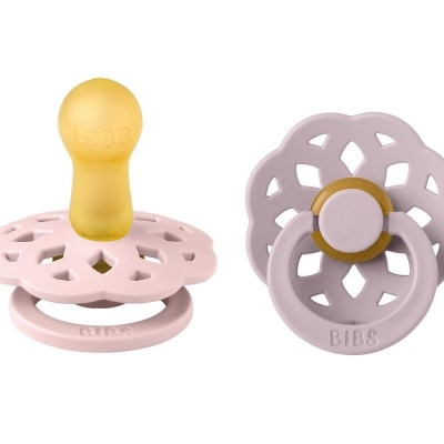 Dois chupetas BIBS rosa e lilás com bases decorativas e tétinas amarelas