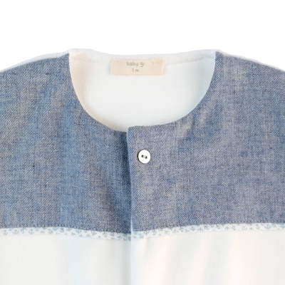 Babygrow Laminado pérola com peito azul sem gola Riverside Baby Gi