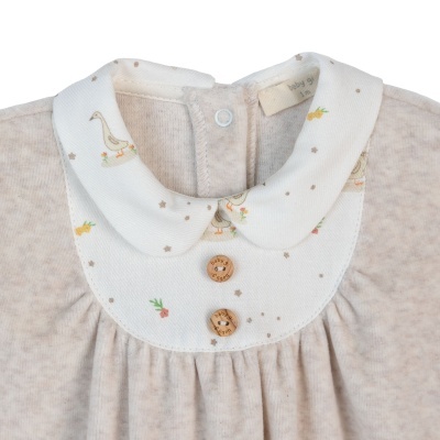 Babygrow laminado com botões bege Goose Baby Gi