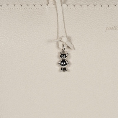 Mala bege em couro com pendente metálico