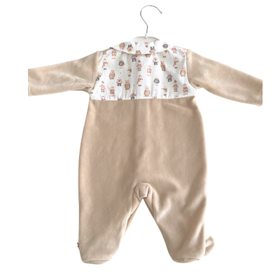 Pijama bege de bebé com padrão de ursos castanhos na parte superior