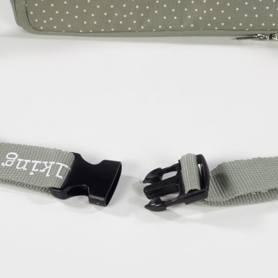 Cinta cinzenta com fivela preta e parte de tecido com bolinhas brancas