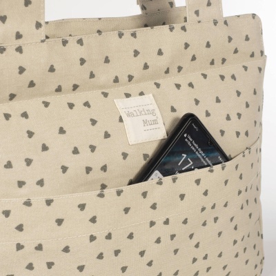 Saco bege com corações cinzentos, bolso exterior com telemóvel e etiqueta 'Walking Mum'