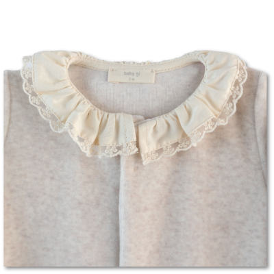 Babygrow Laminado com gola em renda bege Baby Gi