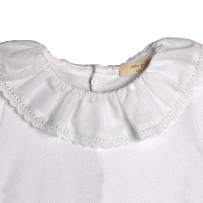 Peça de roupa branca para bebé com gola franzida de renda e botão atrás