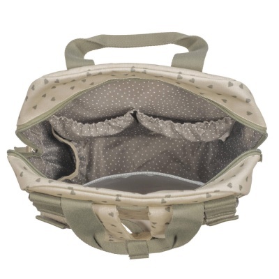 Bolsa bege com corações pequenos e interior cinza com bolinhas brancas aberta com várias divisórias