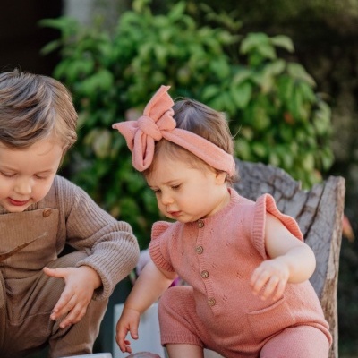 Fita de cabelo com nó tricotada em lã | TONES OF GARDENS IN WINTER