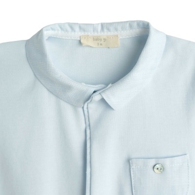 Body azul claro para bebé com gola e botão no peito