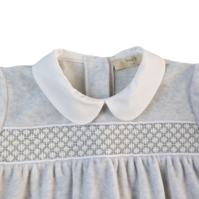 Parte superior de vestuário de bebé cinzento claro com gola branca e padrão bordado