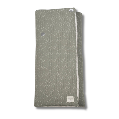 Manta cinzenta com pontos brancos e etiqueta 'walking mum' sobre fundo branco