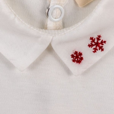 Gola branca com flocos de neve vermelhos bordados
