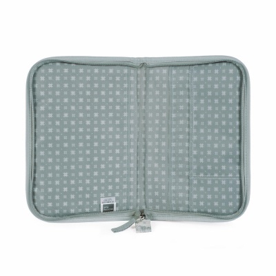 Estojo aberto cinza com padrão de cruzes brancas e fecho de correr