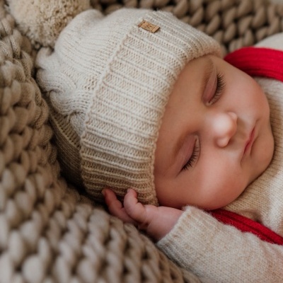 Gorro com pompom tricotado em lã merino bege| WEDOBLE PLAY
