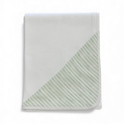 Toalha branca com canto riscado verde claro e branco