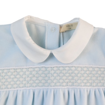 vestido de bebé azul claro com gola branca e bordado no peito