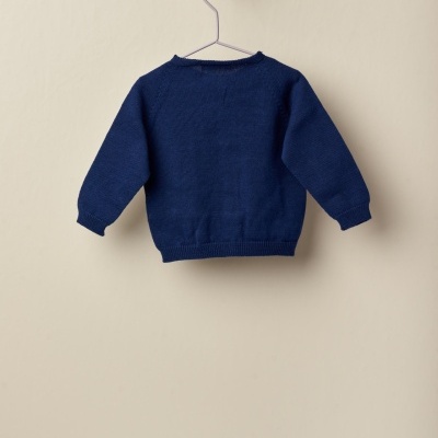 Camisola infantil azul escuro de malha com mangas compridas pendurada num cabide