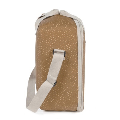 Mala de viagem castanha com alça bege e padrão de pontos brancos