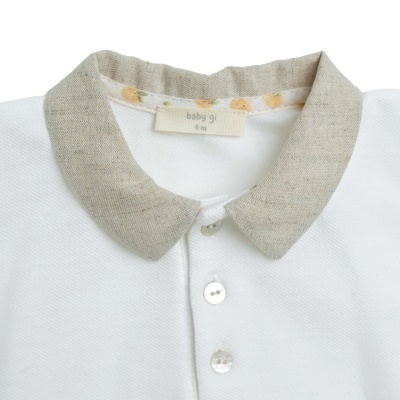 Camisa de bebé branca com gola bege e botões brancos