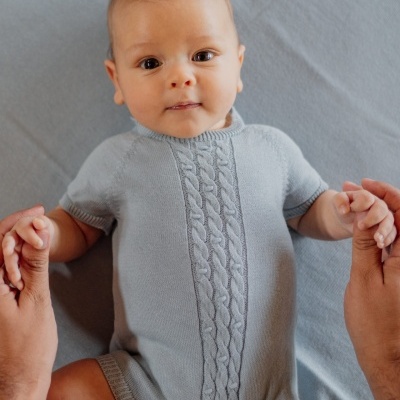 Fofo de manga curta tricotado em algodão orgânico azul bebé | PURE FEELINGS